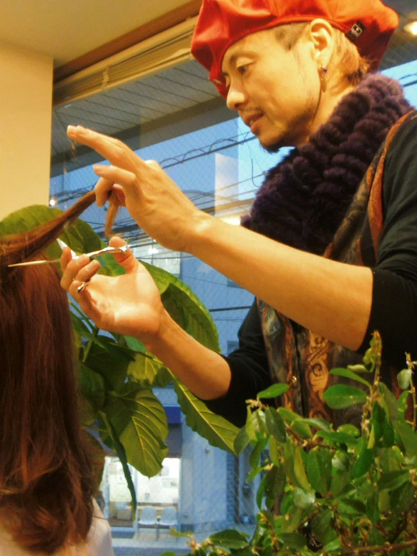 DiMPlE オーナー 西村誠 施術中